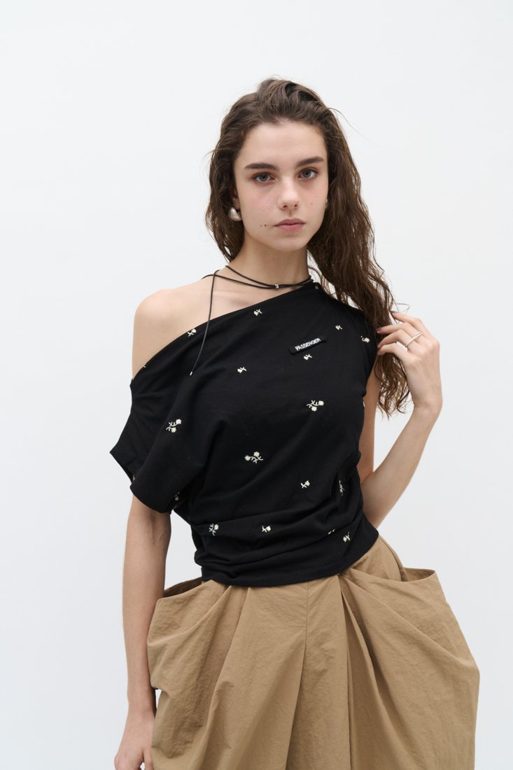 Asymmetric embroidery